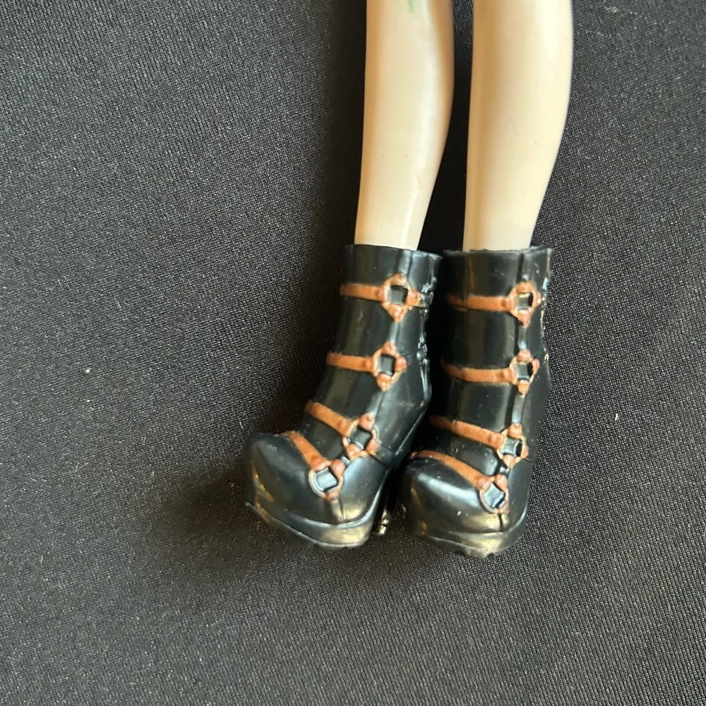 Bratz Bratzillaz Glam Gets Wicked Meygana Broomstix Doll* MGA Entertainment 2012 - Picture 5 of 6